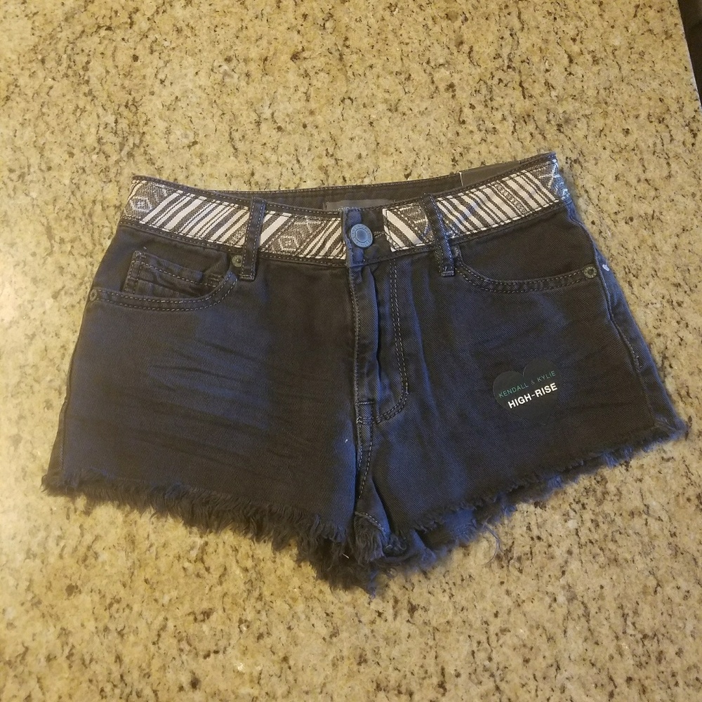 Kendall & Kylie jean shorts 😎